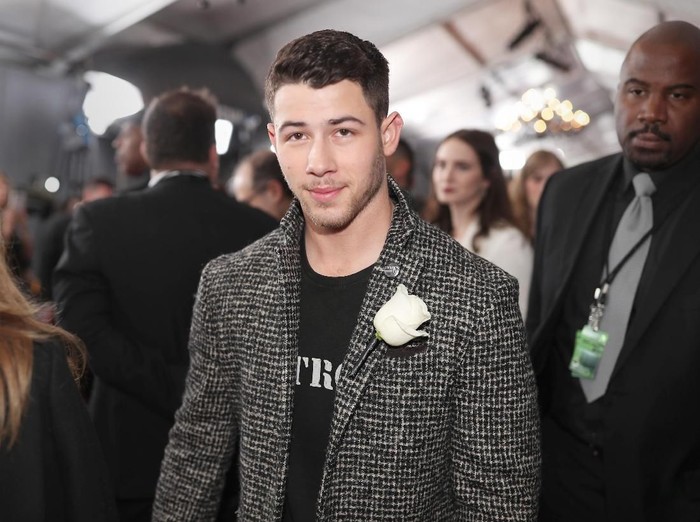 Nick Jonas Kepergok Ciuman dengan Cewek Seksi