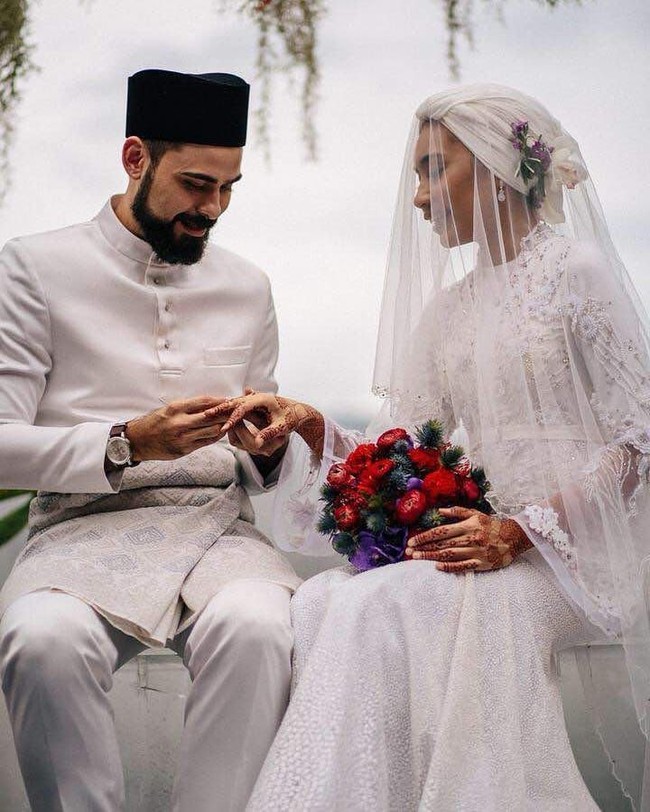 Yuna Zarai, penyanyi asal Malaysia yang populer di mancanegara ini dipersunting Adam Sinclair adik kandung Ashraf Sinclair.  Pernikahannya digelar pada 27 Januari 2018 lalu. Foto: Instagram