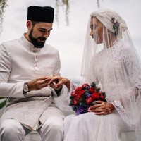 Yuna Zarai, penyanyi asal Malaysia yang populer di mancanegara ini dipersunting Adam Sinclair adik kandung Ashraf Sinclair.  Pernikahannya digelar pada 27 Januari 2018 lalu. Foto: Instagram