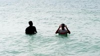 Ini melihat kondisi air di pulau Bidadari ini ternyata lumayan bersih buat latihan yang mau berenang. Dan yang 25 Februari mau ikut festival Danau Sunter sama Bu Susi harus banyak latihan. Berat medannya di sini. Tapi fun banget, kata Sandiaga. (Foto: Muhammad Fida ul Haq/detikcom)