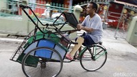 Dengan kaki palsu, Warhudi bisa mengayuh becaknya dengan lancar. (Foto: Rachman Haryanto)  