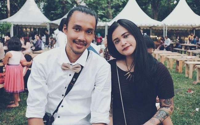 Nevia Senja adalah seorang fotografer yang pertama bertemu Sandy Kusuma di lapangan basket dan keduanya memadu kasih hingga menikah. Pasangan ini memiliki minat yang sama didunia motor.Foto: Instagram