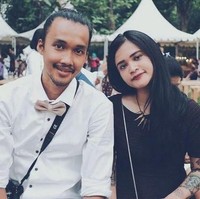 Nevia Senja adalah seorang fotografer yang pertama bertemu Sandy Kusuma di lapangan basket dan keduanya memadu kasih hingga menikah. Pasangan ini memiliki minat yang sama didunia motor.Foto: Instagram