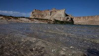 Kandungan mineral yang ada di Band-e-Amir sangat tinggi. Itulah yang membuat warna biru pada airnya terlihat sangat menakjubkan (Paula Bronstein/Getty Images)