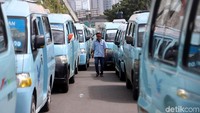 Aksi ini mereka lakukan untuk memprotes kebijakan Pemprov DKI yang menutup jalan di depan Stasiun Tanah Abang.