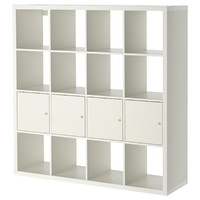 Dulu dikenal dengan nama Expedit dan kini Kallax, adalah unit rak dengan desain sleek berbentuk kubus yang bisa diatur-atur lebar dan tingginya sesuai keinginan. Kallax bisa dijadikan tempat menaruh TV, menyimpang mainan atau menempatkan pajangan. Foto: IKEA