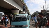 Beberapa sopir bahkan sampai berdiri di atas mobil selama orasi.