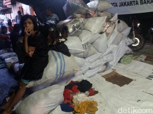 Sumbangan Pakaian Bekas Membeludak di Pengungsian Kebakaran Tamansari