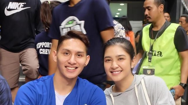 Mikha Tambayong dikabarkan tengah menjalin hubungan dengan seorang atlet basket bernama Daniel Wenas. Hubungan keduanya terendus publik saat jalan bersama di salah satu pusat perbelanjaan di Jakarta. Foto: Instagram