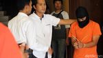 Foto: Ketika Pembunuh Ibu Hamil di Garut Tertunduk Lesu