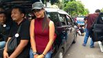 Ini Lho Para Srikandi Taksi Online di Antara Massa Pendemo