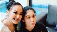 Namun netizen tak setuju. Mereka menyebut Sandra Dewi justru terlihat lebih cantik saat tanpa makeup. Ini salah satu fotonya yang juga tanpa makeup saat Juanita Christiani menjenguk Raphael. Foto: Instagram Sandra Dewi