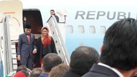 Presiden Jokowi dan Ibu Iriana langsung disambut Duta Besar Republik Indonesia untuk Afghanistan Arief Rachman dan Kepala Protokol Negara Afghanistan sesaat mendarat di bandara.