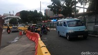 Iya ini udah narik lagi. Nggak apa-apa yang lain juga udah narik, kata sopir angkot M09, Ferry di Tanah Abang, Senin (29/1/2018). (Indra Komara/detikcom)