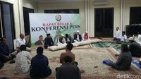 Aktivis-aktivis yang menamakan dirinya Alumni 212 sepertinya terpecah. Setelah Sabtu (27/1) lalu ada jumpa pers soal pergantian nama Presidium Alumni 212 menjadi Persaudaraan Alumni 212, kini ada yang membantah.
