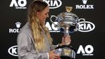 Foto: Peluk-Cium Caroline Wozniacki untuk Trofi Dambaan