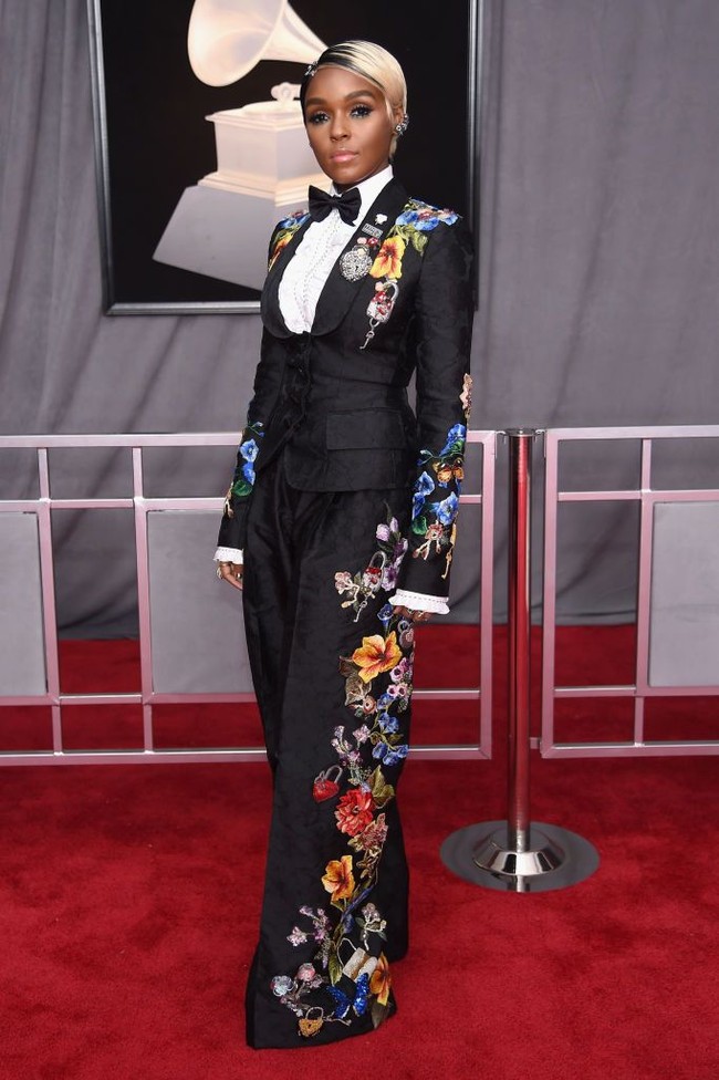 Lagi, setelan yang tak kalah stylish dari gaun. Penyanyi Janelle Monae memilih setelan tuksedo dengan celana berpotongan lebar yang dipercantik floral print dari Dolce & Gabbana. Foto: Getty Images