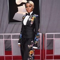 Lagi, setelan yang tak kalah stylish dari gaun. Penyanyi Janelle Monae memilih setelan tuksedo dengan celana berpotongan lebar yang dipercantik floral print dari Dolce & Gabbana. Foto: Getty Images