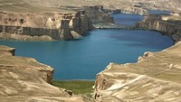 Selain itu, tidak ada penduduk di sekitar Band-e-Amir. Di sekeliling danaunya pun hanya ada semak belukar yang berwarna kehijauan (Omar Sobhani/Reuters)