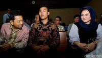 Momen tersebut terjadi usai Novanto pindah tempat duduk dari sisi kanan ke kiri ruang sidang.