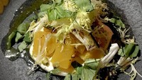 Makanan di restoran ini disajikan dengan tampilan yang apik, termasuk salad ini. Nama menunya The Smoked Golden Beets Salad. Foto: Istimewa