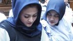 Foto: Ny Deisti Pegang Secarik Kertas di Sidang Novanto