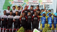 Juara Tour de Indonesia 2018 menerima penghargaan.