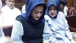 Foto: Ny Deisti Pegang Secarik Kertas di Sidang Novanto