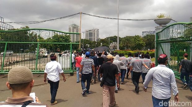 Sejumlah sopir taksi online yang tergabung dalam Aliansi Driver Online (Aliando) mendatangi Taman Pandang Istana, Jl Silang Monas, Jakpus