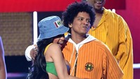 Keduanya sukses mengajak penonton menari dengan lagu Finesse miliknya. Kevin Winter/Getty Images for NARAS.