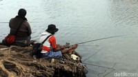 Beberapa orang sedang memancing di Danau Sunter, Jakarta, Senin (29/1/18).