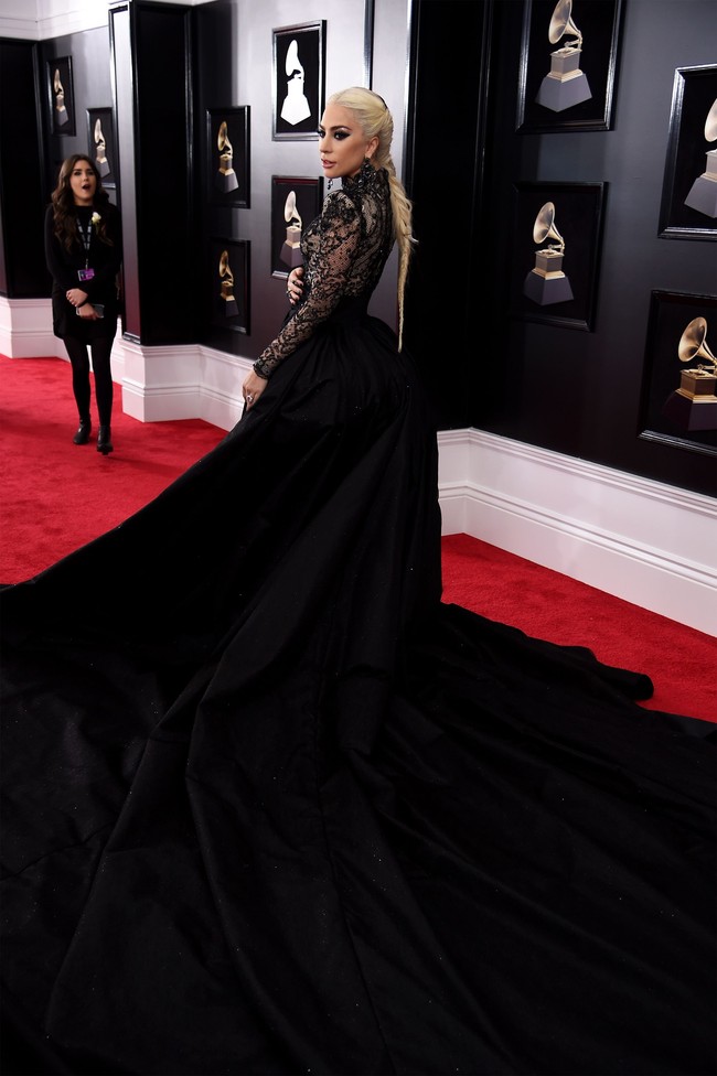 Gaun itu juga dilengkapi ekor panjang nan dramatis. Foto: Getty Images