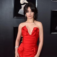 Mantan personel Fifth Harmony itu mengenakan gaun merah rancangan Vivienne Westwood. Foto: Getty Images
