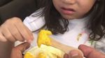 Anak Mona Ratuliu Ini Gemesin Banget Kalau Lagi Makan!