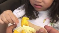 Naila ternyata alergi susu jadi nggak bisa makan es krim. Nah, ini ekspresi Naila saat mencoba es krim mangga yang nggak pakai susu. Ternyata Naila nggak doyan. Foto: Instagram @monaratuliu