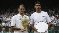 Titel grand slam pertama Federer diraih berkat kemenangan atas Mark Philippoussis pada final Wimbledon tanggal 6 Juli 2003. Inilah momen kelahiran seorang maestro tenis dunia. (Foto: Alex Livesey/Getty Images)