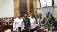 Selain Marsekal Hadi, Menhan Ryamizard Ryacudu juga hadir di rapat ini.