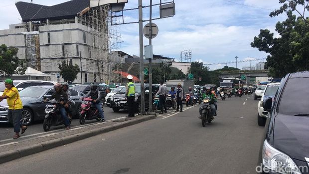  Sopir memarkirkan angkotnya di flyover Jatibaru, Tanah Abang, Senin (29/1/2018).