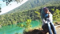 Menikmati indahnya Danau Tolire di Ternate. (Dok. Instagram/lisyanurrahmi)