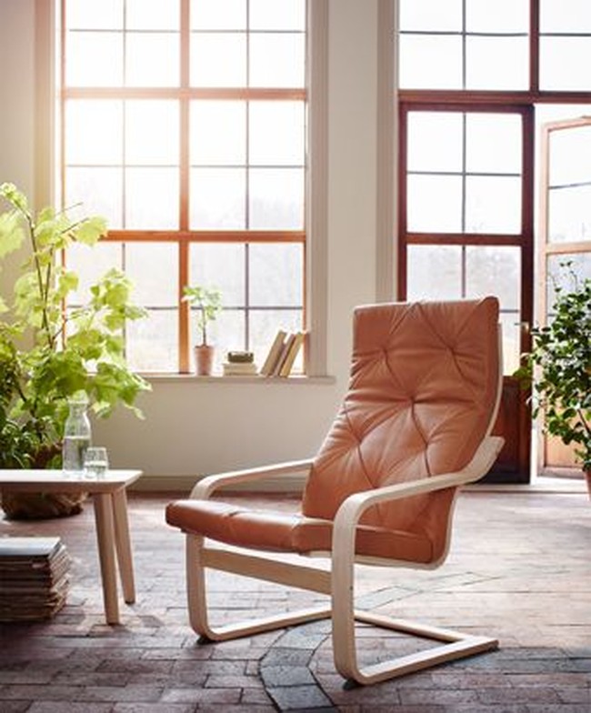 Poang Chair juga jadi produk IKEA yang sangat ikonik. Kursi santai ini dirancang oleh Noboru Nakamura dan dikenal dengan desain yang tak lekang waktu, perpaduan dari gaya Skandinavia dan Jepang. Kursi sangat fleksibel karena bantalan duduk bisa diganti-ganti sarungnya sesuai keinginan. Foto: IKEA
