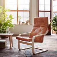 Poang Chair juga jadi produk IKEA yang sangat ikonik. Kursi santai ini dirancang oleh Noboru Nakamura dan dikenal dengan desain yang tak lekang waktu, perpaduan dari gaya Skandinavia dan Jepang. Kursi sangat fleksibel karena bantalan duduk bisa diganti-ganti sarungnya sesuai keinginan. Foto: IKEA