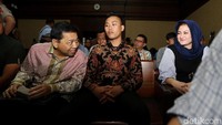 Ini momen saat Novanto dan sang istri Deisti Astiani tertangkap kamera saling lempar senyum.