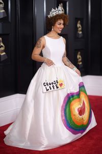 Pakai Gaun Gambar Janin, Joy Villa Curi Perhatian di Red Carpet Grammy Awards