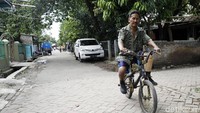 Tak kalah dengan pebalap sepeda, pria dengan kaki palsu ini bersemangat sekali mengayuh sepedanya. (Foto: Rachman Haryanto)  