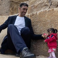 Hingga saat ini Jyoti sendiri mengaku masih kesulitan mencari pakaian seusianya yang pas. Pakaian yang pas dengan tubuhnya adalah pakaian untuk bayi berusia 3 bulan.  Foto: Facebook/CGTN