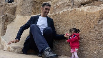 Selain Rumeysa Gelgi, Amge juga pernah bertemu orang tertinggi di dunia, Sultan Kosen. Kosen punya tinggi 2,51 meter. Foto: Facebook/CGTN