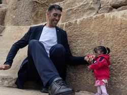 Perempuan Terpendek dan Tertinggi di Dunia Ketemu, Langsung Akrab