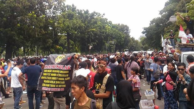 Tunggu Rekannya Berunding dengan Kemenhub, Aliando Dangdutan