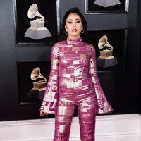 Rapper Kali Uchis memakai Jumpsuit ketat metalik yang seperti kostum penari ini jauh dari kesan glamor. (Foto: Getty Images)