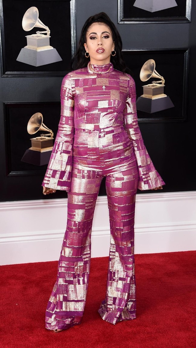 Rapper Kali Uchis memakai Jumpsuit ketat metalik yang seperti kostum penari ini jauh dari kesan glamor. (Foto: Getty Images)